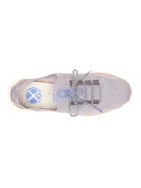 Championes urbanos de tejido knit color gris, con cordones, refuerzo de gamuza en el talón y suela blanca con detalle en color tostado. Incorporan tecnología de amortiguación y diseño flexible para mayor confort.