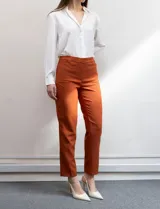 Pantalón de vestir color celeste, de corte recto y largo tobillero. Confeccionado en gabardina elastizada. Marca Zac & Rachel.