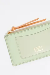 Monedero Bimba y Lola de piel vacuna con textura granulada, color verde menta. Presenta cierre con cremallera, tirador de cordón en color naranja, tarjetero exterior y logo de la marca grabado en dorado.