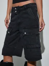 Bermuda de denim negro tipo cargo, con múltiples bolsillos con solapa en los laterales y cierre frontal con doble botón.