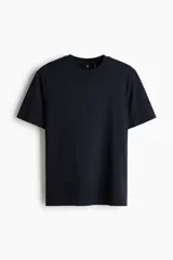 Remera de manga corta color negro, con cuello redondo y corte estándar. Confeccionada con fibra sintética COOLMAX para mayor transpirabilidad.