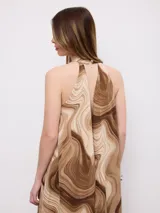 Vestido midi sin mangas, con estampado efecto mármol en tonos marrones y beige, cuello halter y detalle de choker incorporado.
