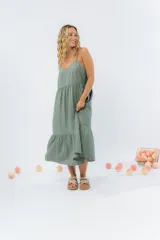 Vestido midi de corte amplio con breteles finos y escote en V. Confeccionado en gasa de algodón con textura, presenta un diseño escalonado con vuelo en el ruedo.