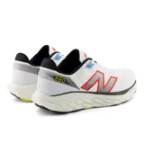 Championes de running New Balance 880 v14 para hombre, color blanco con detalles en rojo, azul y negro.