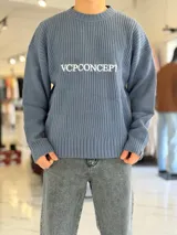 Sweater de punto color celeste con diseño acanalado, cuello redondo y el texto "VCPCONCEPT" bordado en el pecho en color blanco.