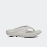 Sandalias tipo ojota de recuperación OOFOS, color negro, con diseño ergonómico de plataforma y tecnología OOfoam para mayor absorción de impacto y soporte del arco plantar.