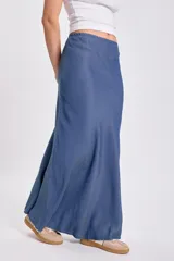 Falda larga de mujer, corte evasé, color azul denim, tiro bajo.