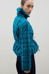 Campera puffer blanca con cuello de piel sintética, cierre frontal con botones a presión y cintura ajustable mediante cordón con tancas.