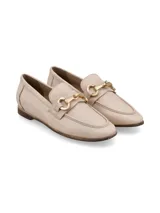 Mocasín de cuero color crema con herraje metálico dorado.