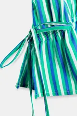 Top sin mangas de cuello redondo, con estampado de rayas verticales en tonos verdes, azules y blancos. Presenta volantes en las sisas, costuras fruncidas en el cuerpo y detalles de lazos ajustables en el bajo.