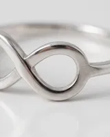 Anillo de plata 925 con diseño del símbolo de infinito.