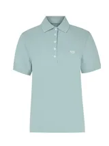 Remera polo de piqué color celeste RKF modelo Sandie, con mangas cortas, cuello camisero, tapeta con botones y parche bordado del logo en el pecho.