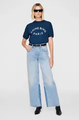 Camiseta azul con estampado frontal con el texto "ANINE BING PARIS" en blanco. Corte recto y mangas cortas.