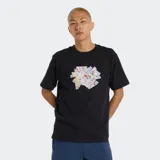 Remera negra de manga corta con cuello redondo y un estampado fotorrealista de tickets o recibos apilados en el centro del pecho.