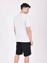 Remera gris melange con estampado de texto en el frente.