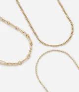Set de tres collares dorados de diferentes largos y diseños: uno de eslabones rectangulares y circulares, otro de eslabones pequeños y otro de bolitas.