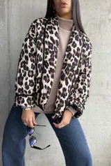 Campera puffer con estampado animal print de leopardo en tonos beige y marrón.
