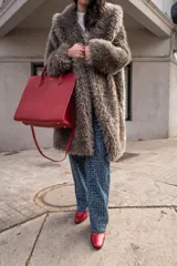 Cartera tipo shopper color bordó, con doble asa de hombro y correa larga extraíble.