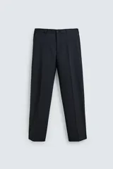 Pantalón de vestir regular fit color negro, confeccionado en tejido con mezcla de lana y elasticidad. Cuenta con cintura elástica, bolsillos frontales, bolsillos traseros de vivo con botón, y cierre frontal con cremallera y botón.