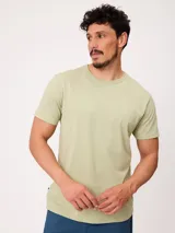 Remera de manga corta color verde claro, con cuello redondo y pequeño bordado del logo en el pecho.
