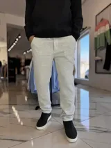 Pantalón jogging de corte recto, color gris melange, con bolsillos laterales y cintura elástica.
