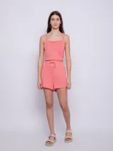 Top sin mangas de tela texturada color verde lima, con tirantes finos y escote cuadrado con detalle de terminación festoneada.