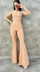 Pantalón Oxford de tiro alto, color rojo, con corte ajustado en la parte superior y acampanado en la parte inferior.