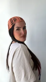Gorro de crochet color naranja brillante con diseño de red.