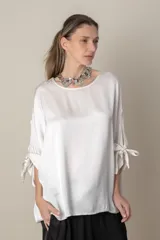 Blusa italiana de color blanco, con mangas 3/4 con lazos y calce holgado.