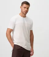 Remera deportiva de hombre Get Over, de color blanco y gris claro, con cuello redondo y mangas cortas. Confeccionada con tejido de poliéster y elastano con tecnología dry de secado rápido.