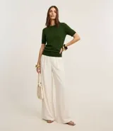 Blusa básica de punto color naranja, con cuello redondo y mangas cortas con barra contrastante.