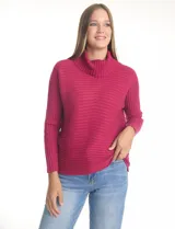 Buzo de tejido acanalado color blanco, con cuello alto y diseño de patrón en V en el frente. Presenta un corte holgado con mangas integradas sin costura de sisa.