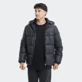 Campera puffer con capucha, cierre frontal y bolsillos laterales. Diseño acolchado con acabado brillante.