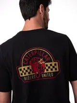 Remera negra de manga corta con cuello redondo, confeccionada en mezcla de algodón y poliéster reciclado. Presenta un gráfico estampado en color rojo y amarillo en el lado izquierdo del pecho y una etiqueta con el logo de la marca en el dobladillo inferior.