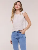 Blusa de lino color beige, sin mangas, de calce recto y escote asimétrico con detalle de hebilla metálica decorativa en el hombro.
