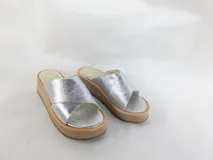 Sandalias plateadas con tiras cruzadas y plataforma de madera.