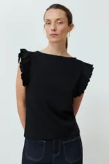 Top de punto canalé color fucsia, con cuello redondo y mangas cortas con volados decorativos en los hombros.