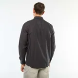 Camisa de corte recto y manga larga, color negro, con cuello clásico y cierre frontal de botones.