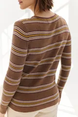 Buzo ajustado de tejido de punto acanalado color marrón con rayas horizontales en blanco, amarillo y borgoña.