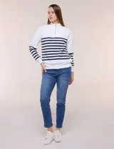 Buzo de frisa blanca con rayas horizontales azul marino, cuello alto con medio cierre y mangas largas.