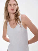 Body de algodón con escote redondo y breteles anchos. Diseño ajustado al cuerpo con cierre de broches a presión en la entrepierna.