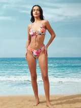 Top de bikini tipo triángulo con copas removibles, tirantes finos para anudar al hombro y diseño ajustable en el centro con lazos.