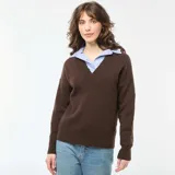 Sweater de punto color marrón, con cuello en V y mangas largas con puños acanalados. Presenta un diseño de corte holgado y tejido liso.