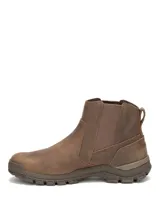 Bota tipo Chelsea de la marca Caterpillar, confeccionada en cuero color marrón. Presenta paneles elásticos laterales para un ajuste cómodo, suela de goma robusta con relieve para mayor tracción y logo de la marca en el lateral y en la puntera.