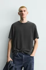 Camiseta de punto relaxed fit de algodón color bordó con efecto lavado, cuello redondo y manga corta.
