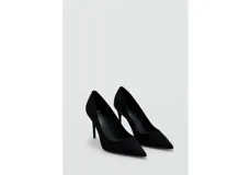 Zapato de tacón alto estilo salón, color negro, con punta fina.