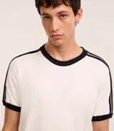 Remera de corte clásico color blanco con cuello redondo y mangas cortas con ribete azul marino.