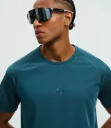 Remera deportiva de manga corta con cuello redondo, confeccionada en tejido técnico con tecnología Dry para mayor transpirabilidad y secado rápido. Presenta un diseño minimalista con logo pequeño en el centro del pecho y detalles de corte láser para ventilación.
