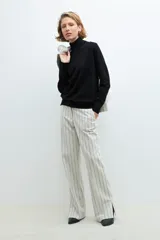 Polera de cuello alto color beige melange.