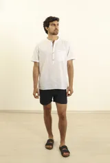 Camisa de manga corta con cuello mao y cierre frontal parcial con botones de coco. Confeccionada en una mezcla de lino y algodón.